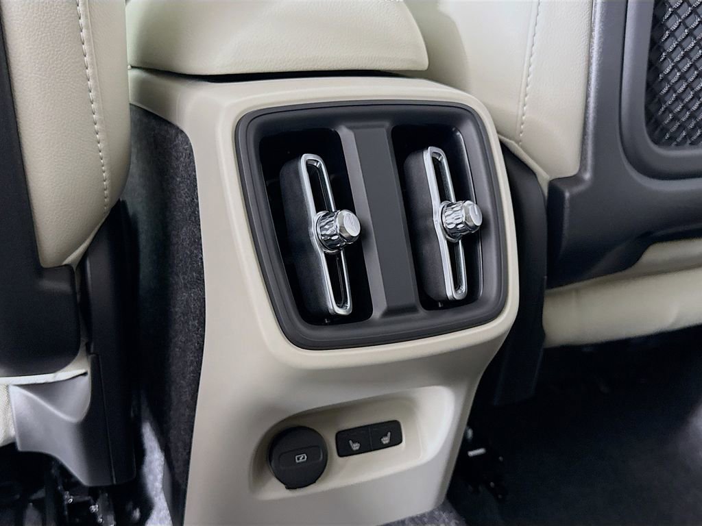 Certified 2026 Volvo XC40 B5 Ultra w/ Climate Package image 27