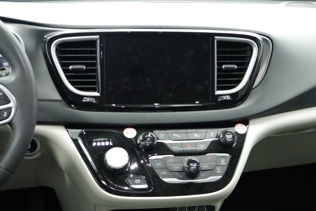 Used 2023 Chrysler Pacifica Touring-L FWD image 27