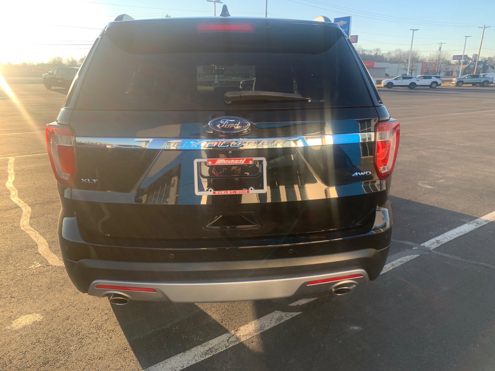 Used 2017 Ford Explorer XLT image 3