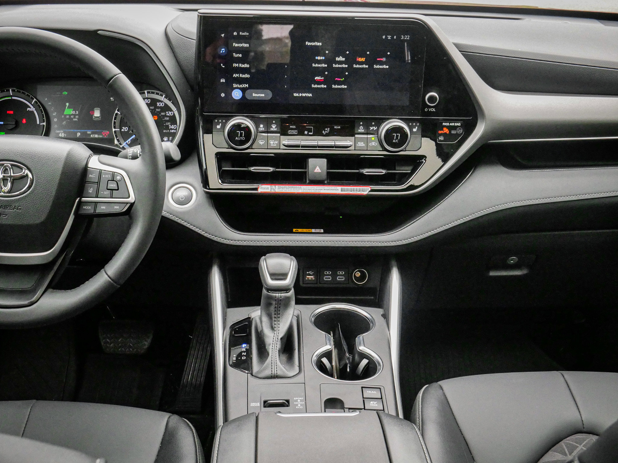 Used 2025 Toyota Highlander XLE image 28