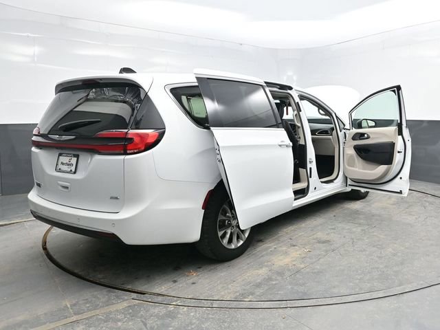 Used 2023 Chrysler Pacifica Touring-L image 40