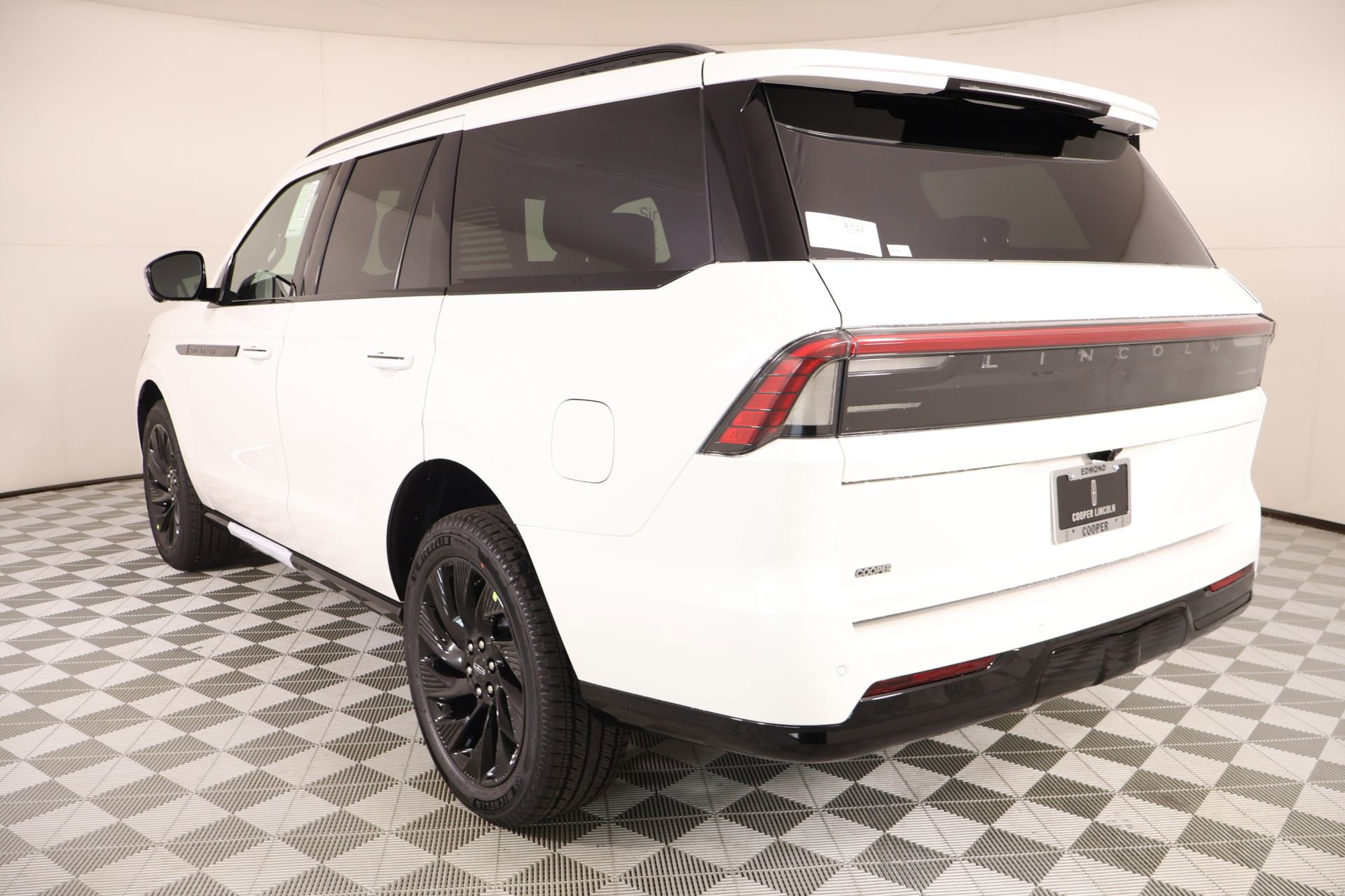 New 2026 Lincoln Navigator Reserve w/ Jet Appearance Package AWD/4WD image 25