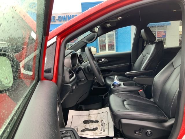 Used 2025 Chrysler Pacifica Select image 15