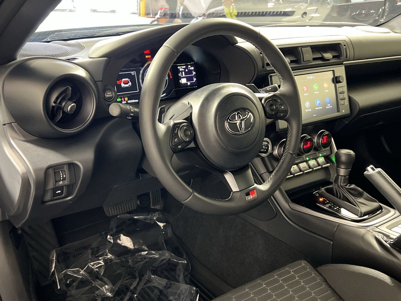 Used 2025 Toyota GR86 w/ ALL Weather Mat Package (TMS) RWD image 24