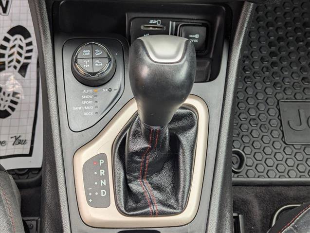 Used 2017 Jeep Cherokee Trailhawk image 12