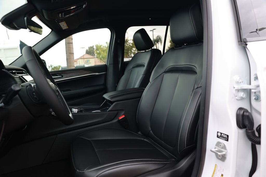 New 2025 Jeep Grand Cherokee Limited image 13