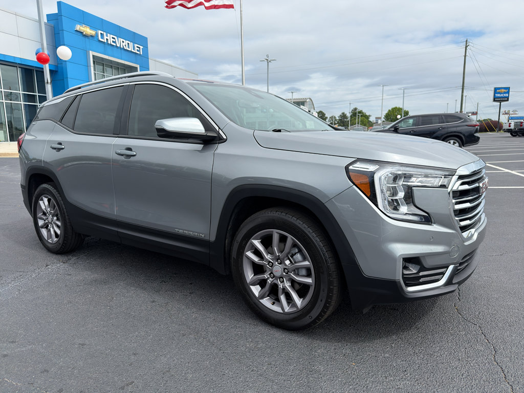 Used 2024 GMC Terrain SLT w/ Tech Package FWD image 3