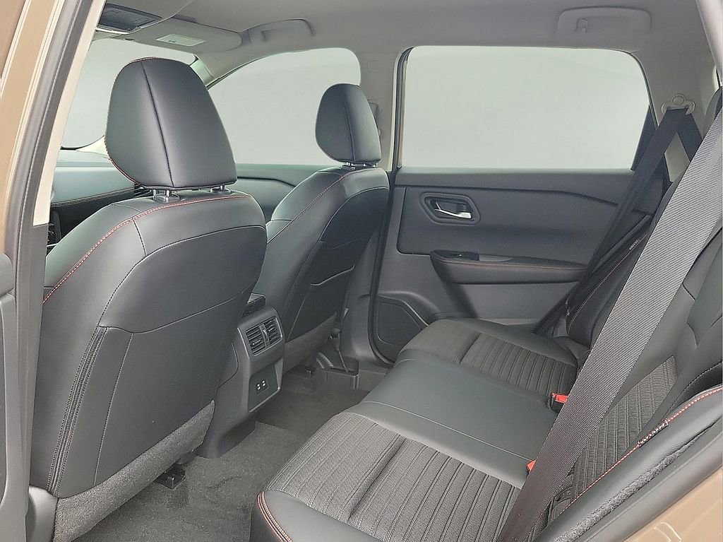 Used 2025 Nissan Rogue SV AWD/4WD image 9