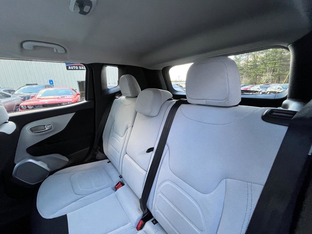 Used 2019 Jeep Renegade Latitude w/ Popular Equipment Group FWD image 29