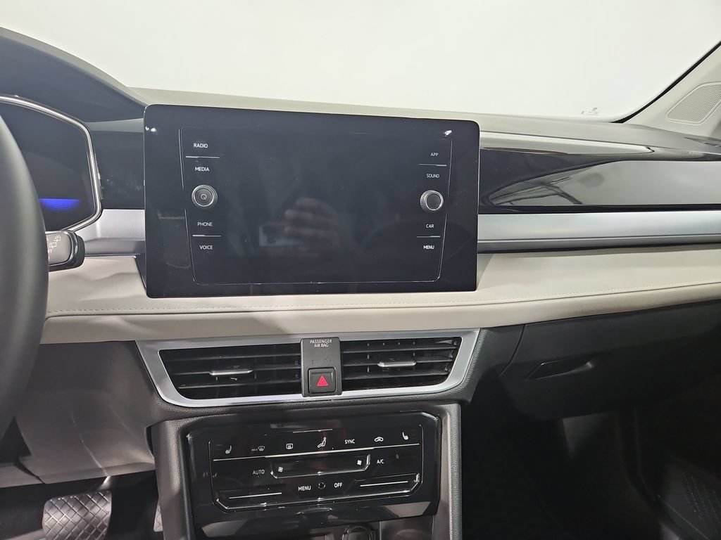 Used 2025 Volkswagen Taos SE w/ Panoramic Sunroof Package FWD image 21