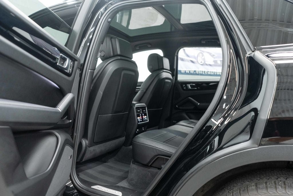 Used 2023 Porsche Cayenne AWD/4WD image 15