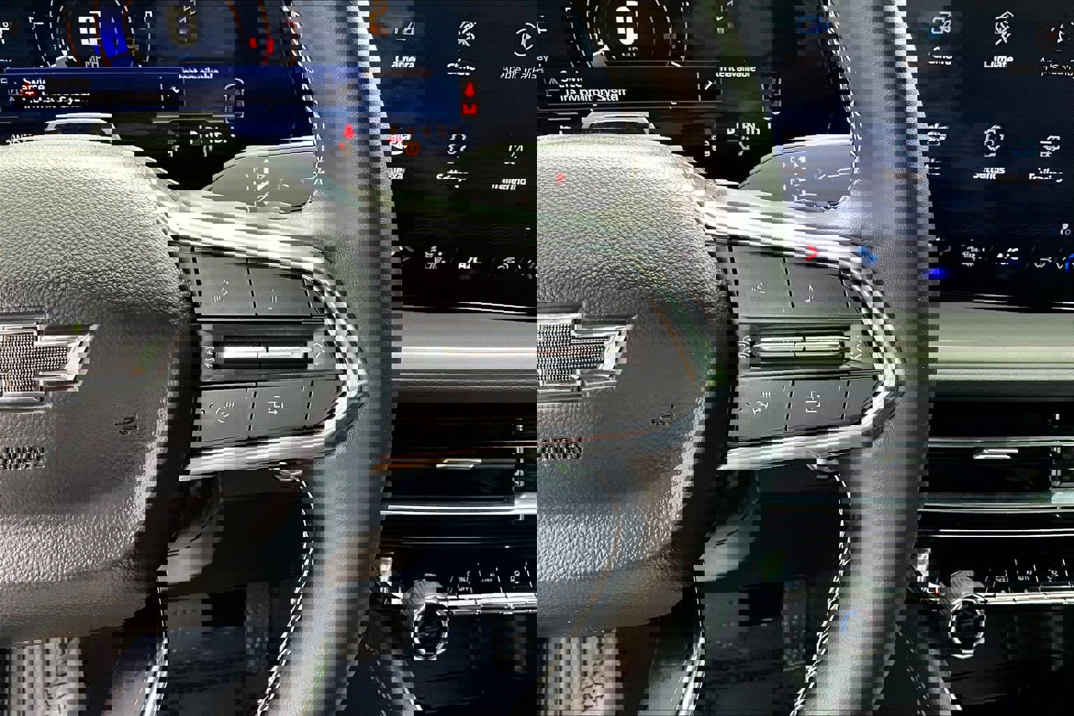 Used 2025 Chevrolet Traverse LT w/ Enhanced Driving Package AWD/4WD image 14