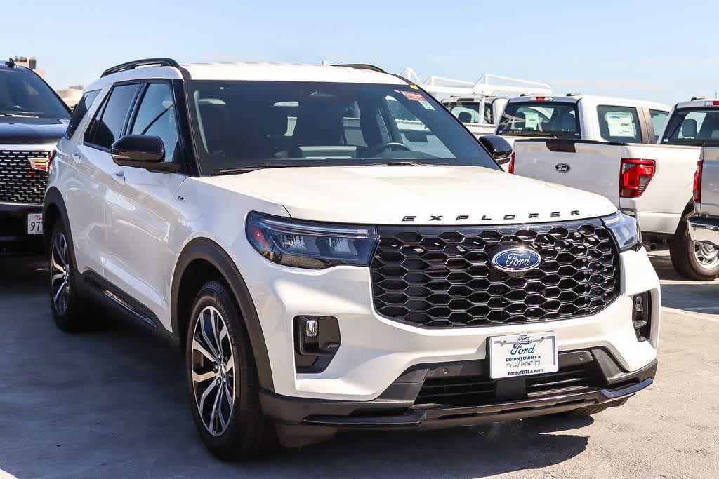 Certified 2025 Ford Explorer ST-Line RWD image 3
