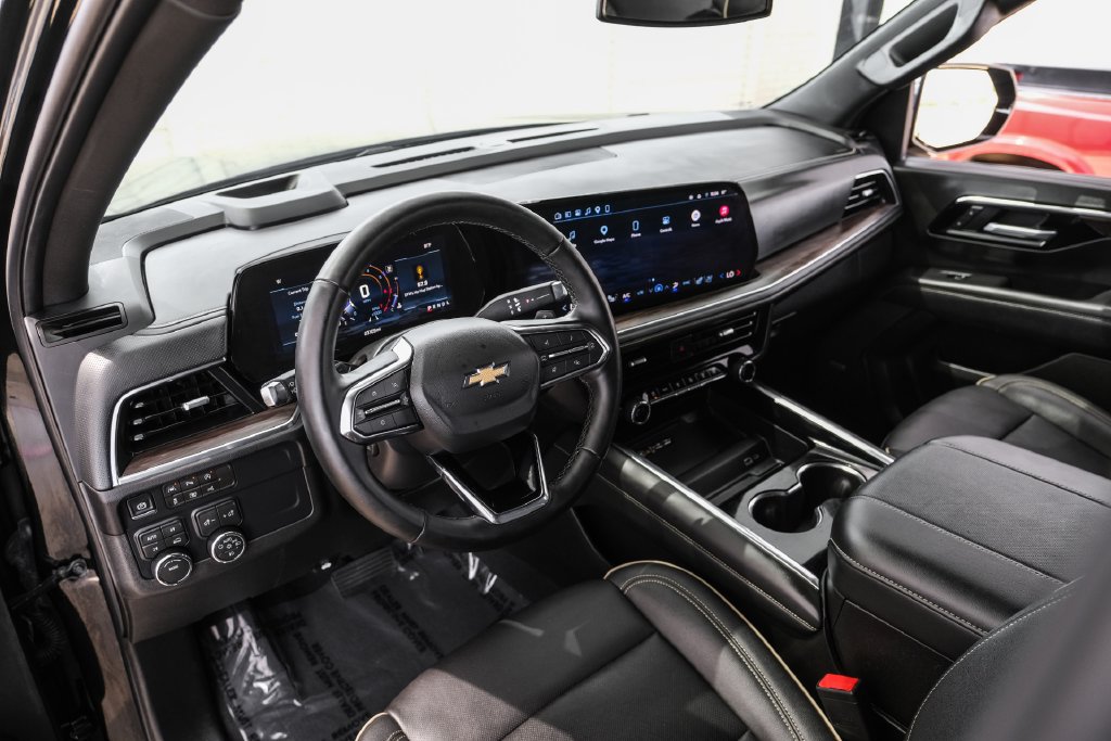Used 2026 Chevrolet Suburban Premier AWD/4WD image 2
