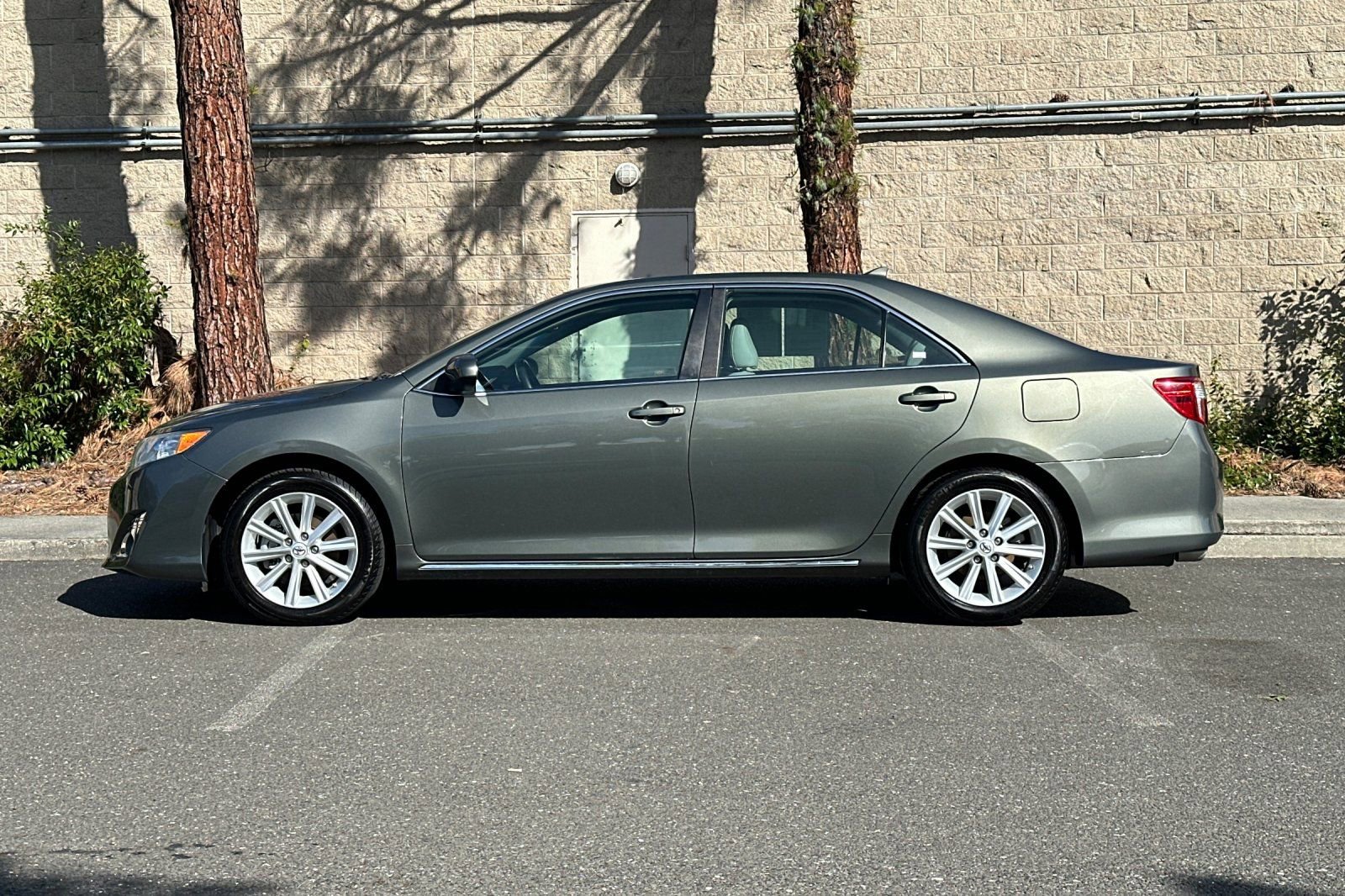 Used 2014 Toyota Camry XLE FWD image 6