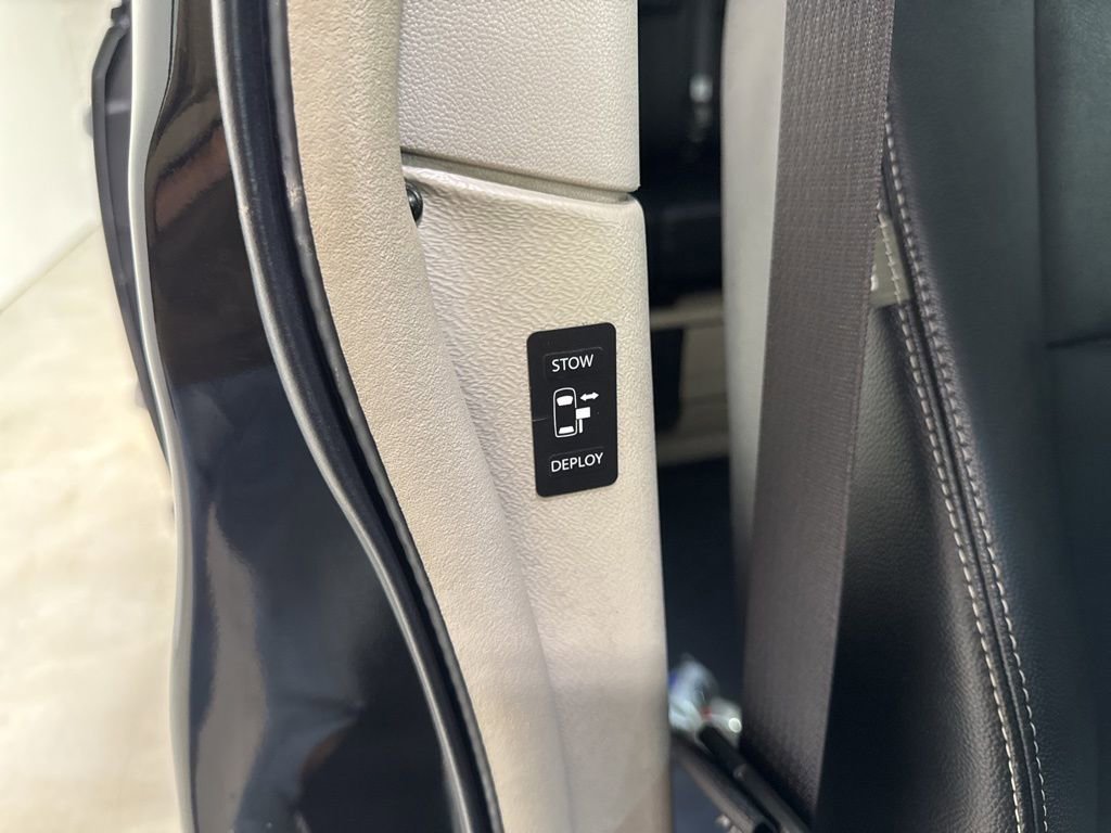 Used 2015 Chrysler Town & Country Touring image 37