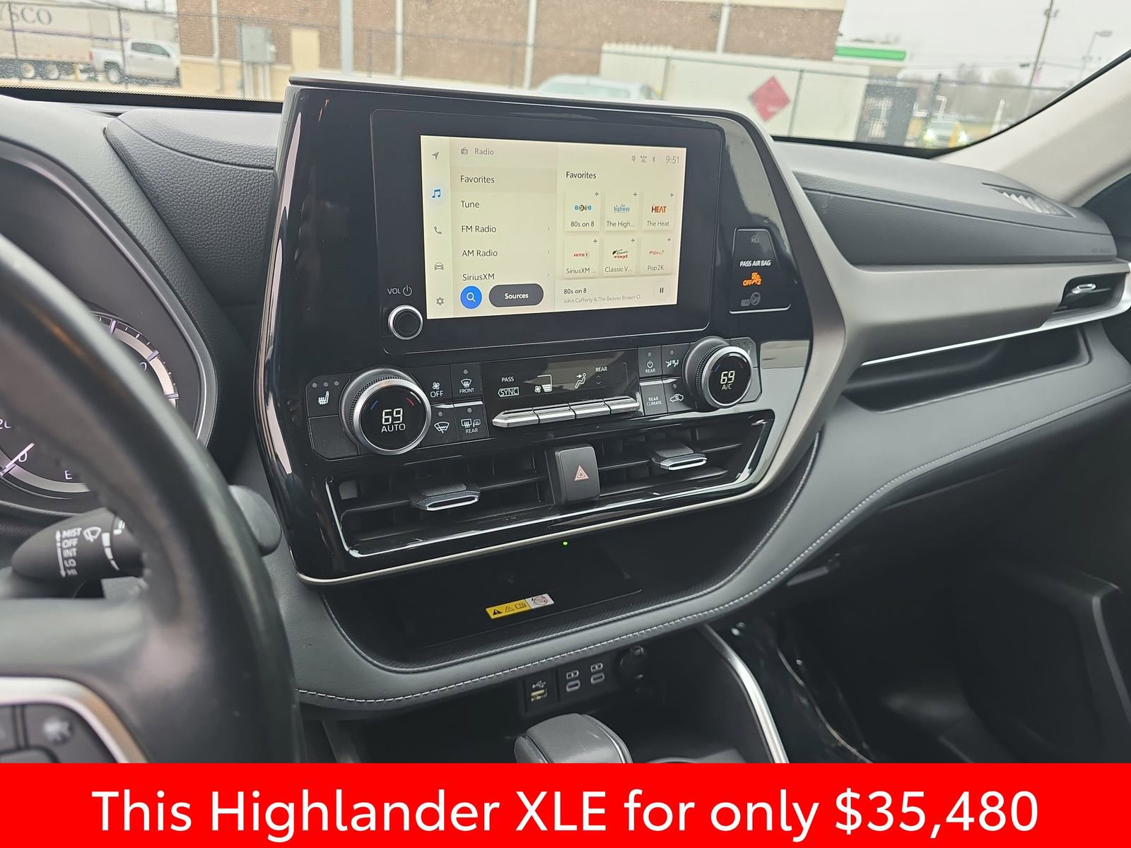 Used 2023 Toyota Highlander XLE image 28