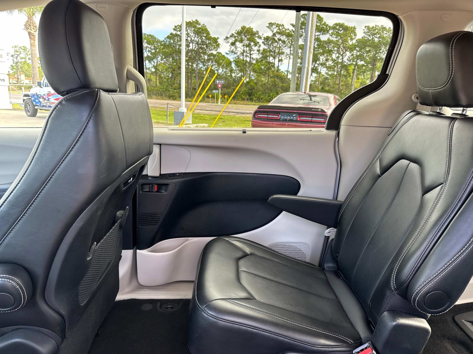 Certified 2024 Chrysler Pacifica Touring-L image 14