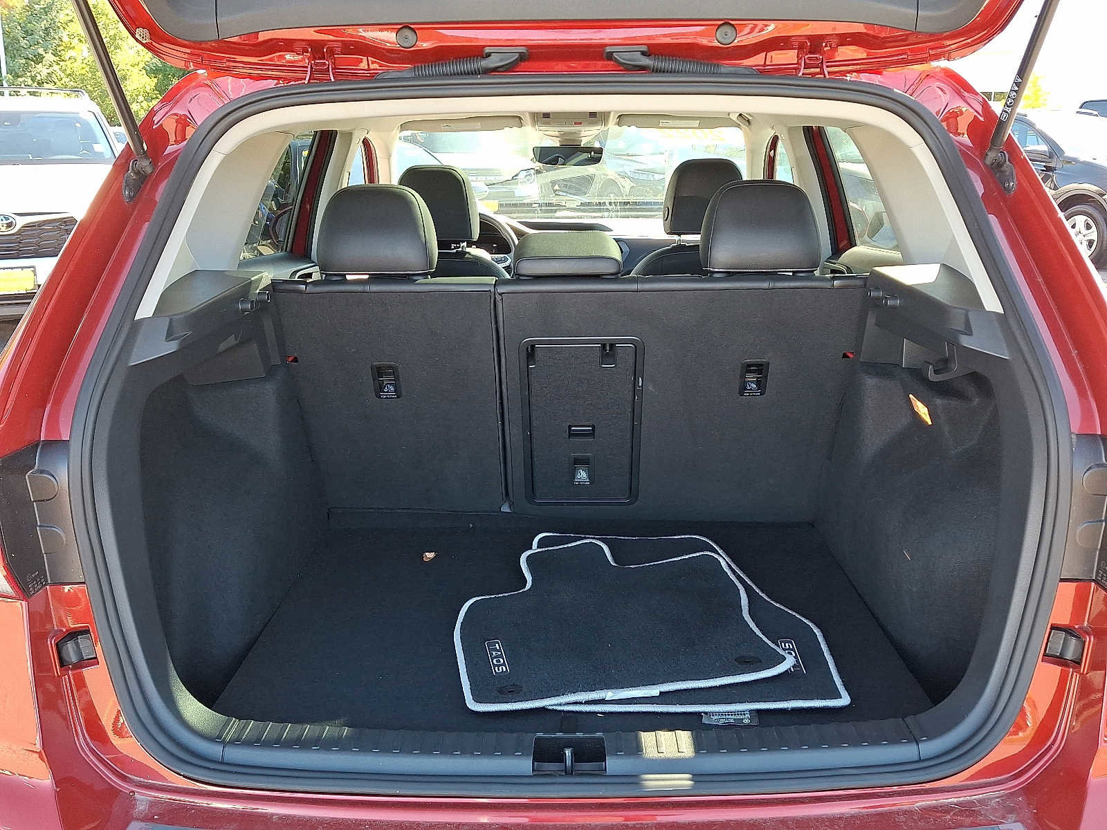 Used 2022 Volkswagen Taos SE image 28