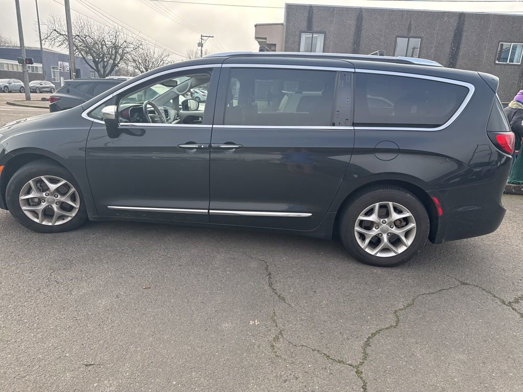 Used 2020 Chrysler Pacifica Limited image 8