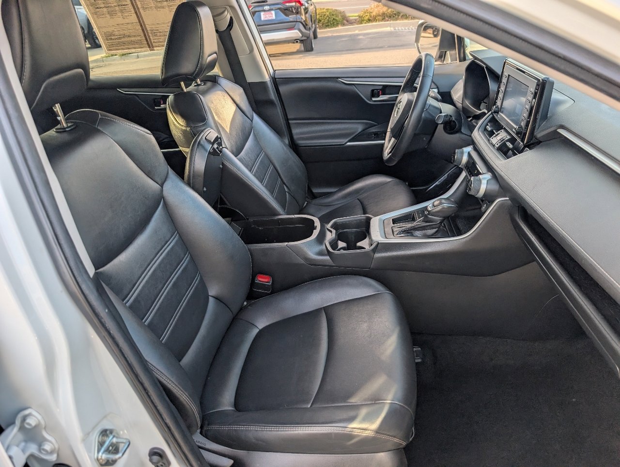 Used 2021 Toyota RAV4 XLE Premium image 8