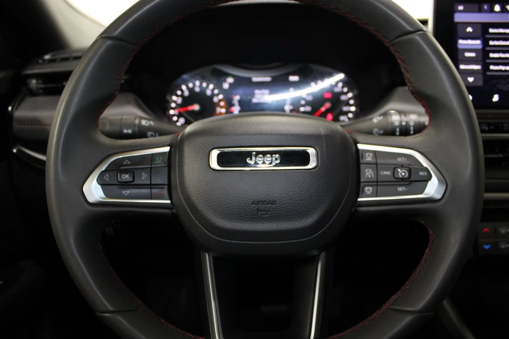Used 2025 Jeep Compass Trailhawk AWD/4WD image 31