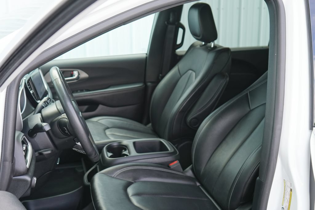 Used 2025 Chrysler Pacifica Select FWD image 13