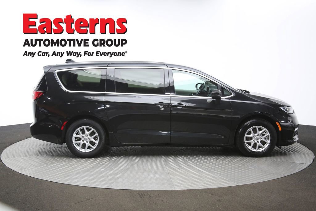 Used 2023 Chrysler Pacifica Touring-L image 44