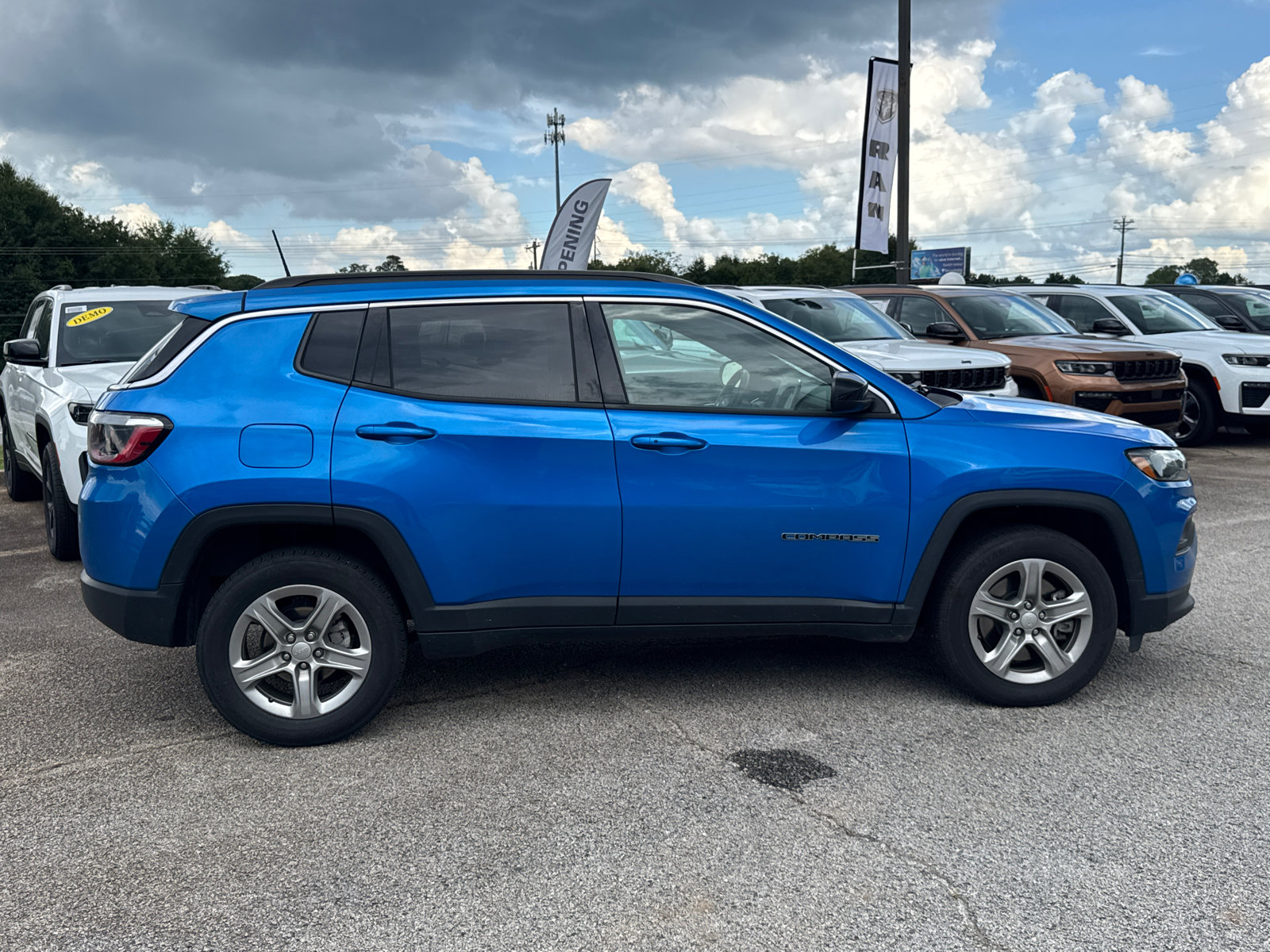 Used 2024 Jeep Compass Latitude AWD/4WD image 4