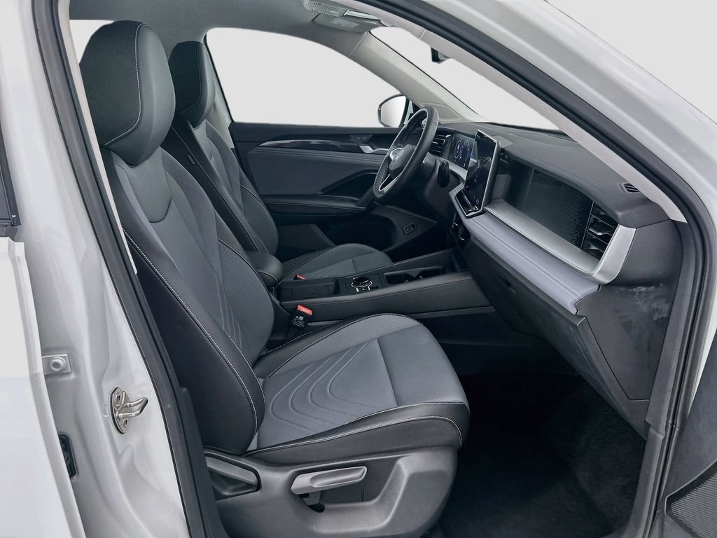 Used 2025 Volkswagen Tiguan SE FWD image 18