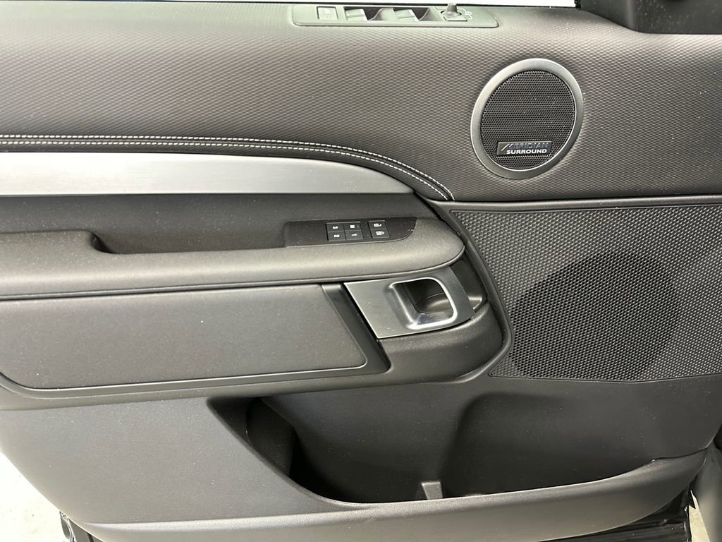 Used 2024 Land Rover Discovery Dynamic SE image 17