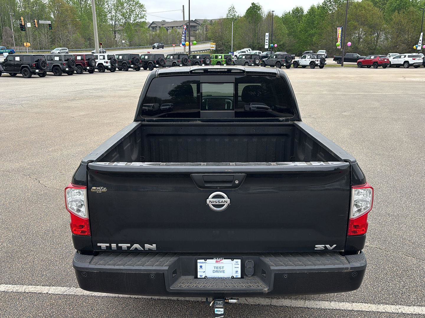 Used 2017 Nissan Titan SV image 5