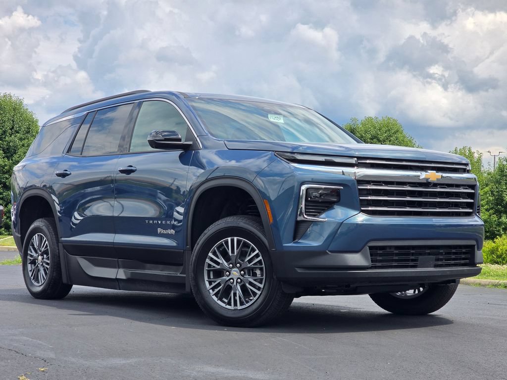 Used 2026 Chevrolet Traverse LT w/ Driver Confidence Package FWD image 2