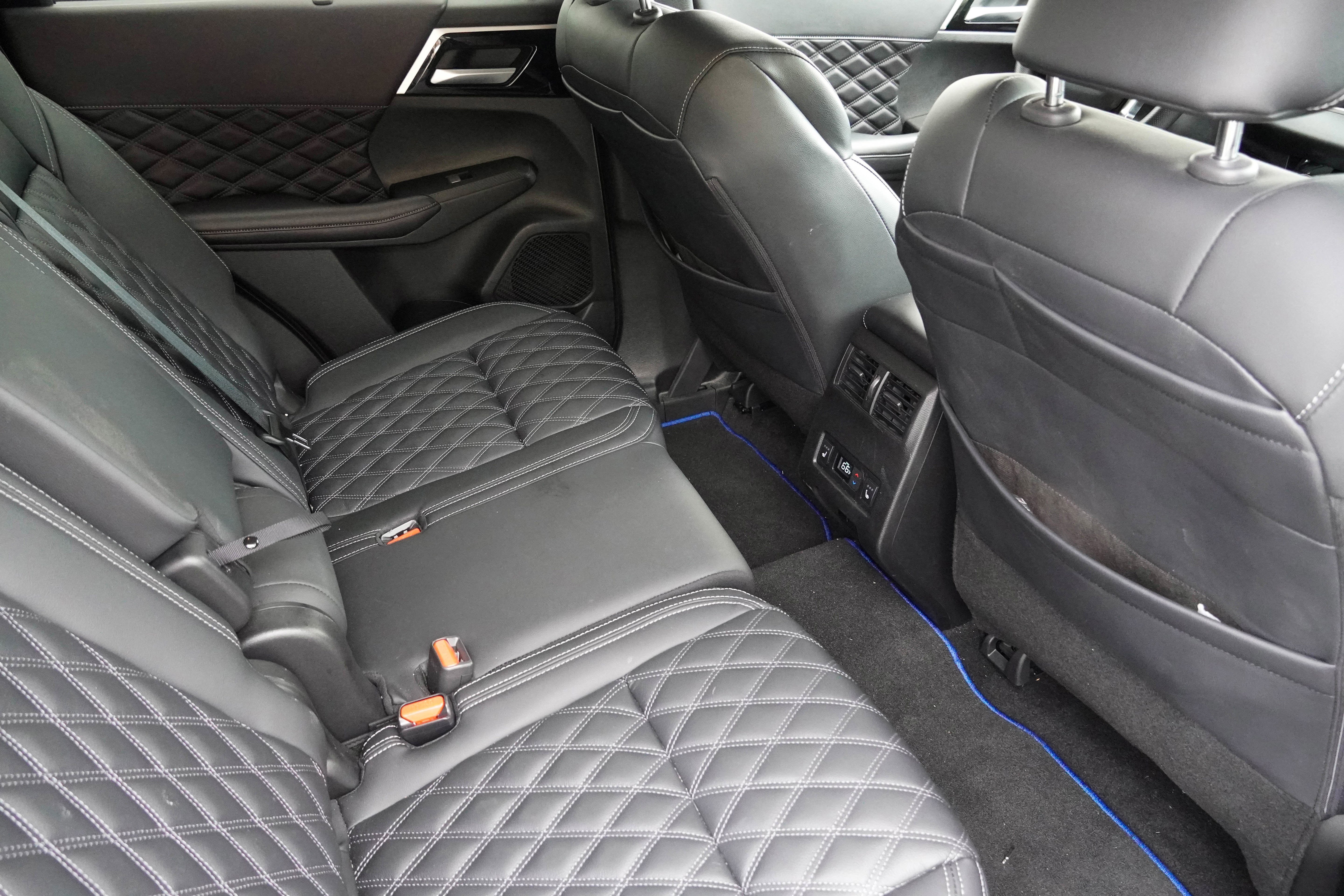 Used 2024 Mitsubishi Outlander 4WD Plug-In Hybrid image 33