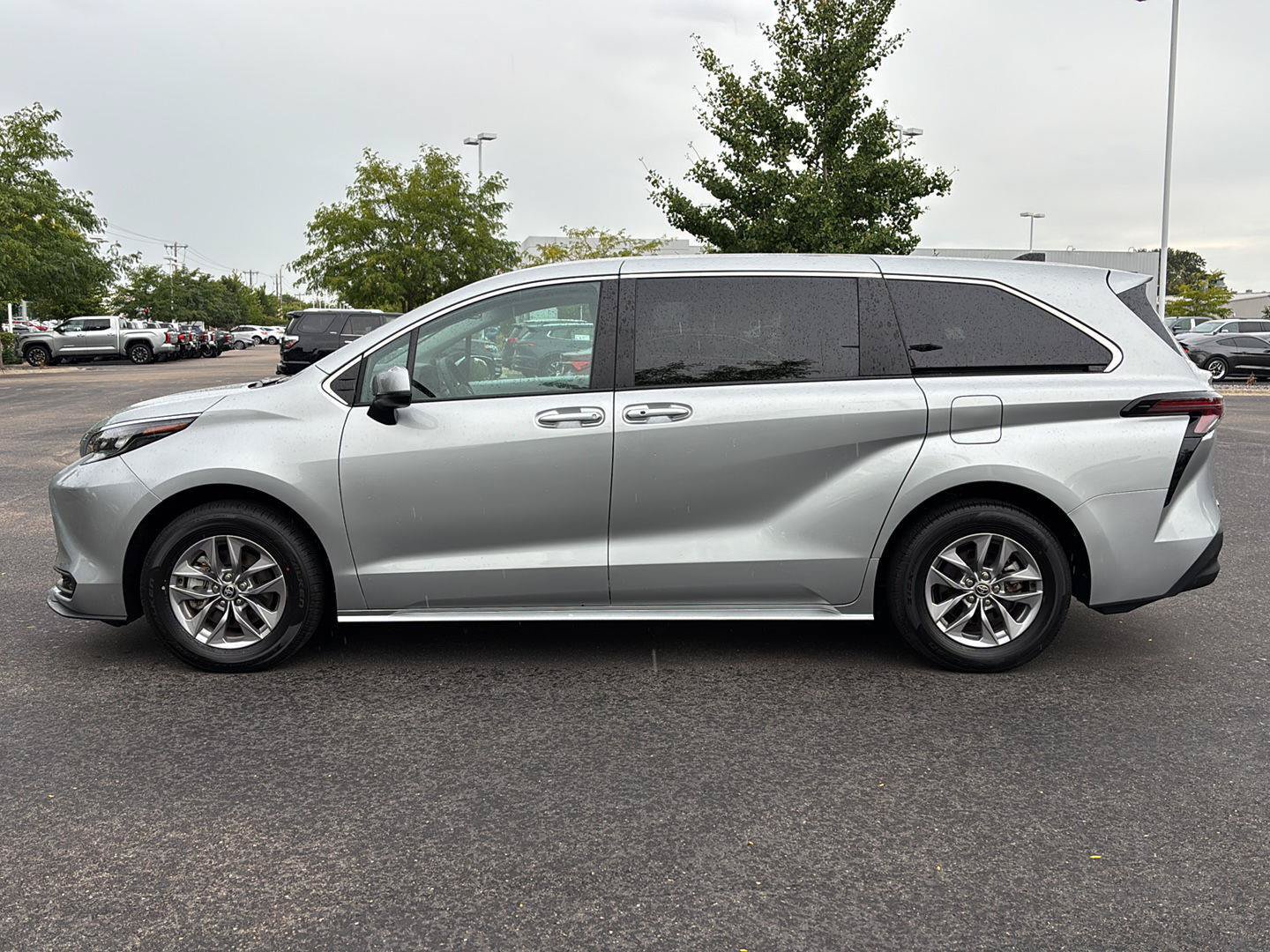 Used 2025 Toyota Sienna LE FWD image 24