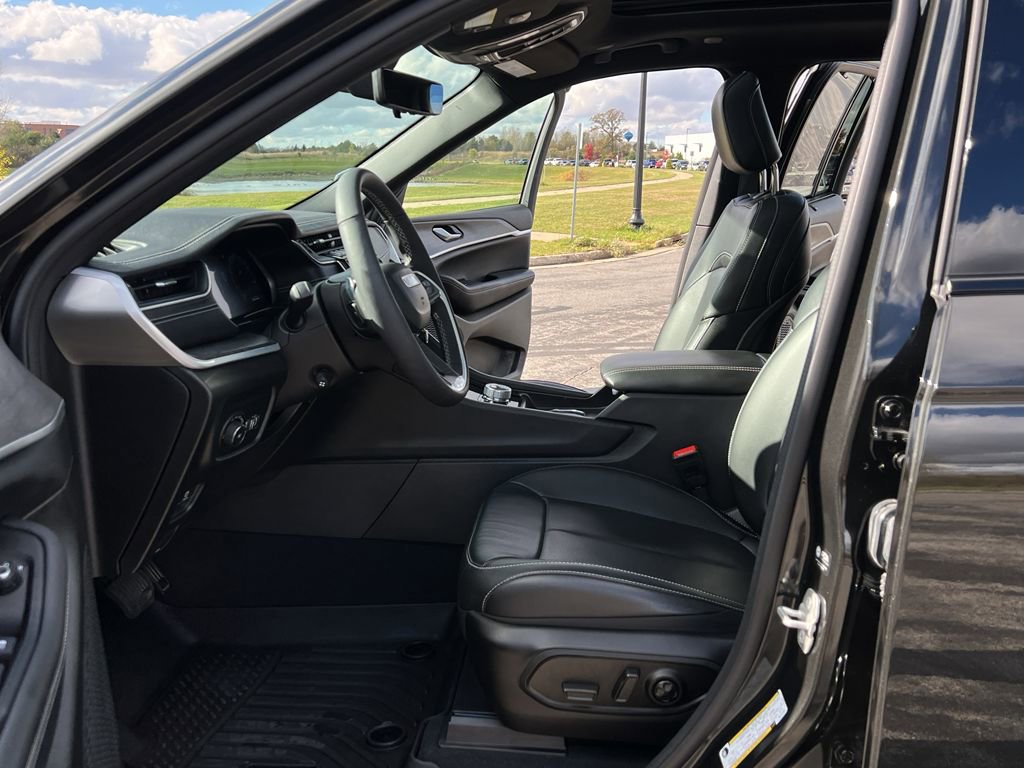 Used 2024 Jeep Grand Cherokee Limited w/ Luxury Tech Group II image 13