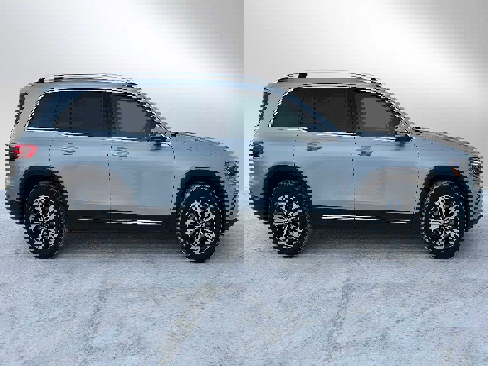 Used 2026 Mercedes-Benz GLB 250 4MATIC image 2