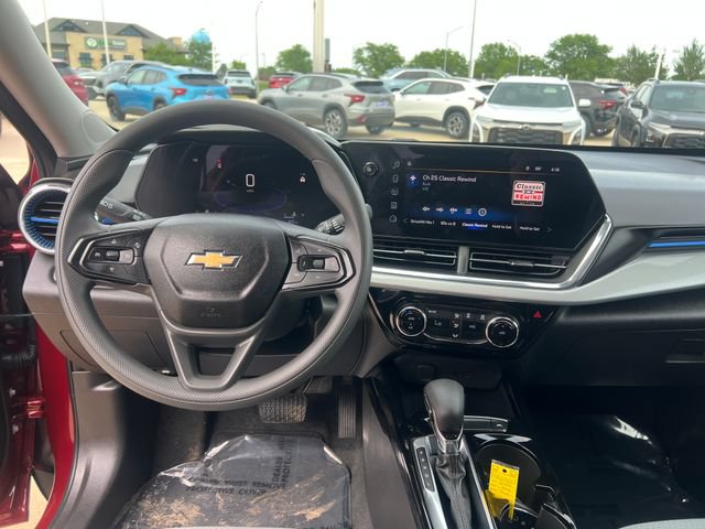 Certified 2025 Chevrolet Trax LT FWD image 17