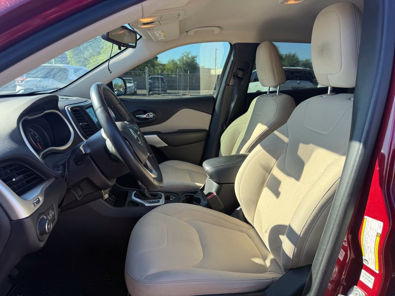 Used 2017 Jeep Cherokee Latitude FWD image 12