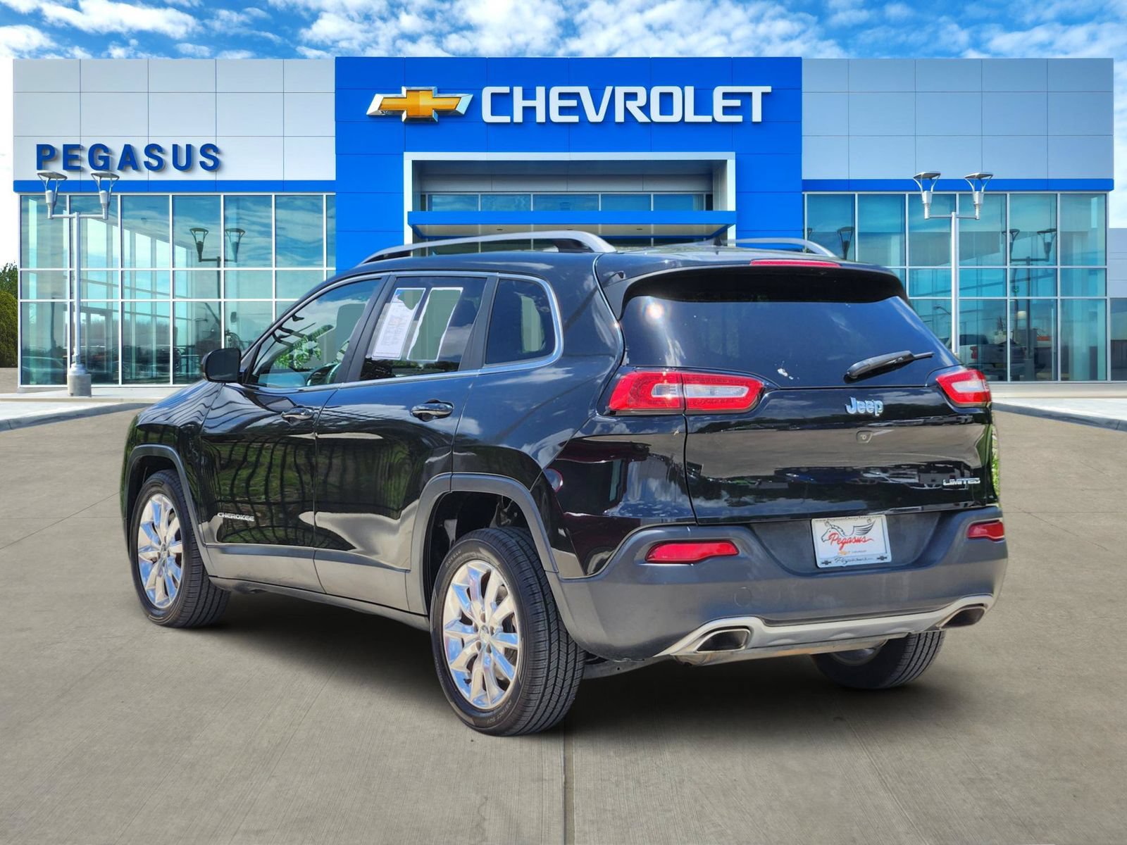 Used 2016 Jeep Cherokee Limited w/ Luxury Group FWD image 5