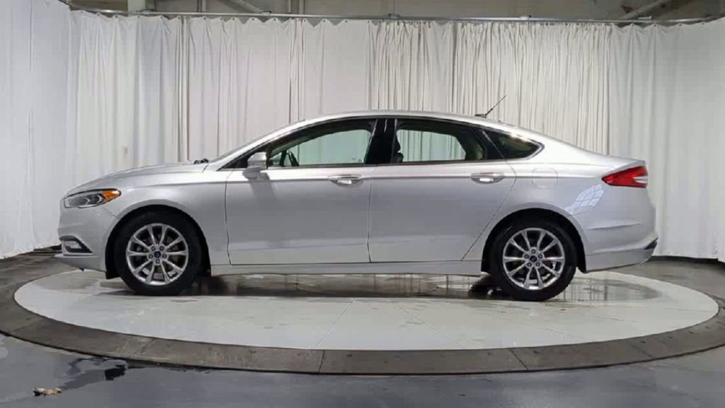 Used 2017 Ford Fusion SE w/ Fusion SE Technology Package image 6