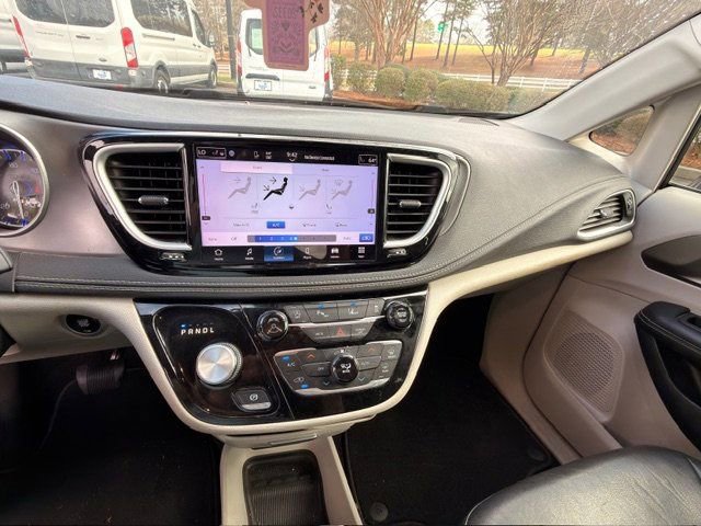Used 2022 Chrysler Pacifica Touring-L image 2