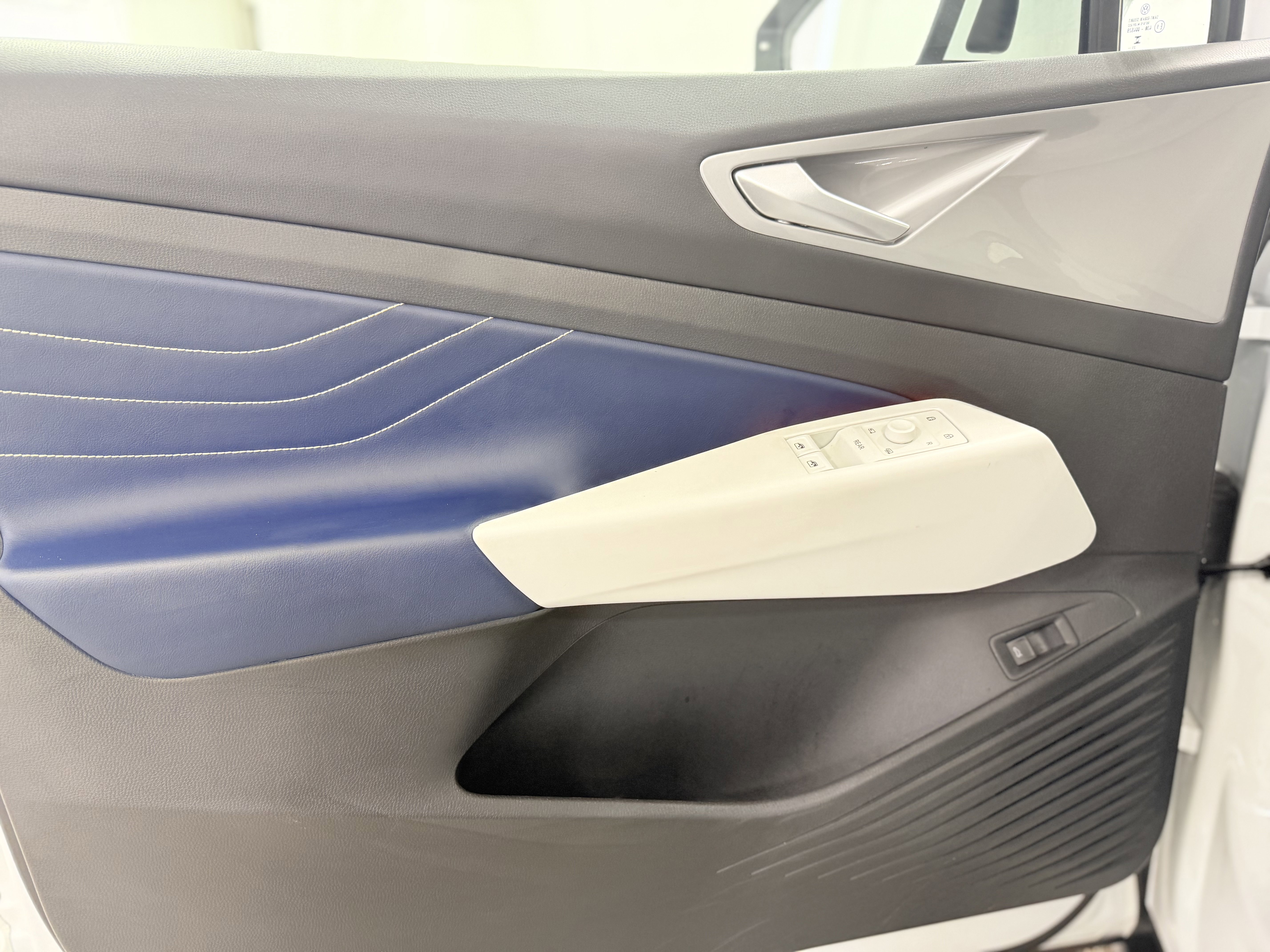 Used 2023 Volkswagen ID.4 Pro S Plus image 11