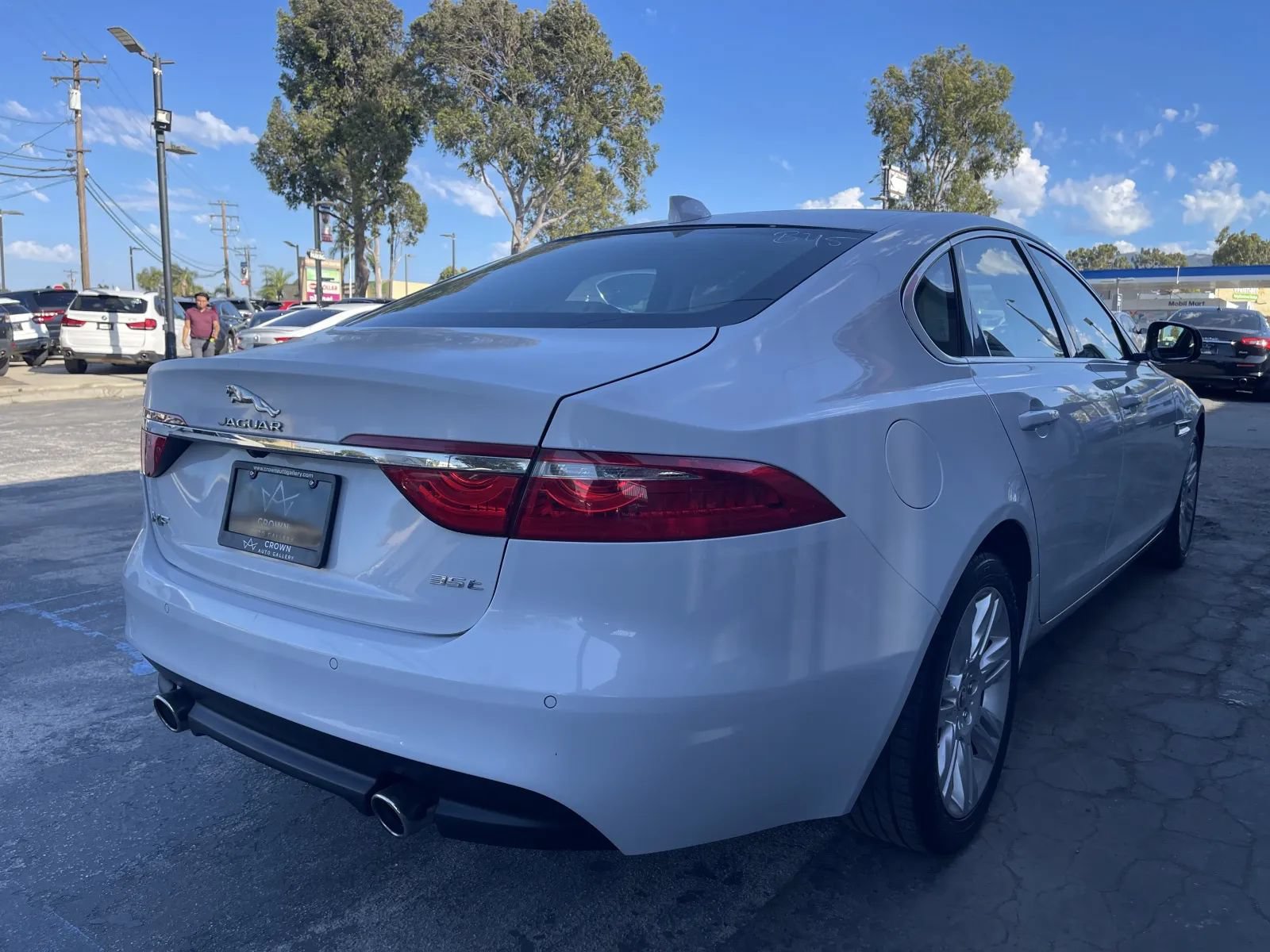 Used 2016 Jaguar XF Premium RWD image 5