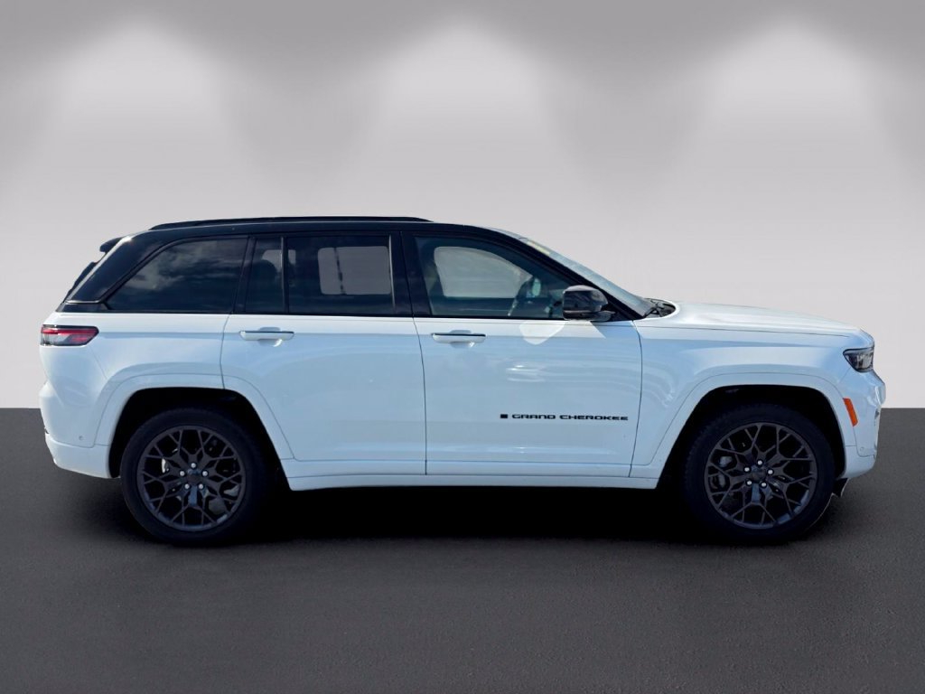 Used 2025 Jeep Grand Cherokee Summit w/ Adv Protech Group IV AWD/4WD image 3