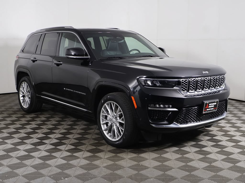 Used 2023 Jeep Grand Cherokee Summit w/ Luxury Tech Group V AWD/4WD image 2
