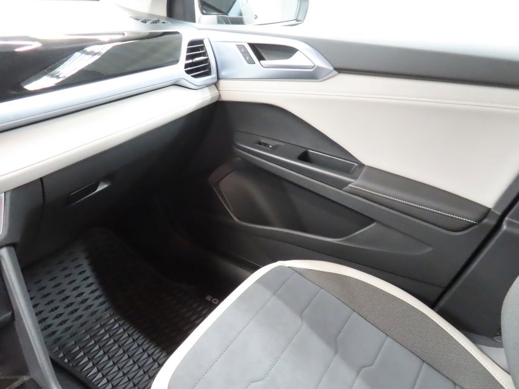Used 2025 Volkswagen Taos SE AWD/4WD image 23