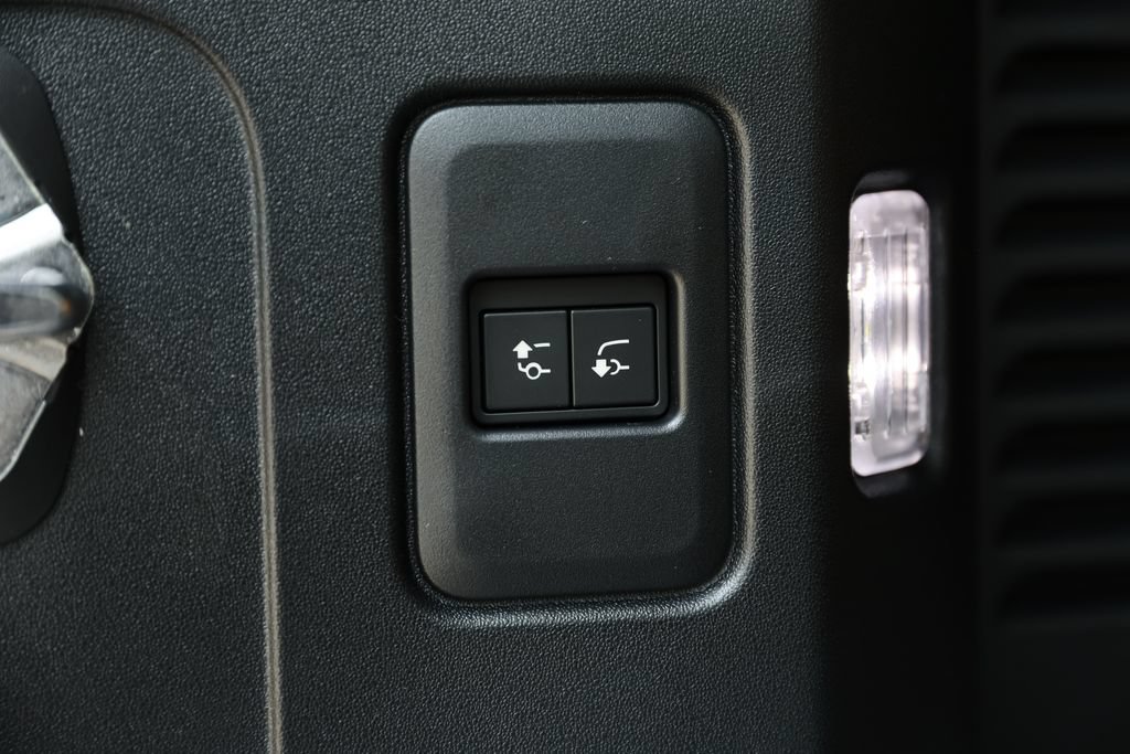 New 2026 Land Rover Defender 130 X-Dynamic SE AWD/4WD image 10