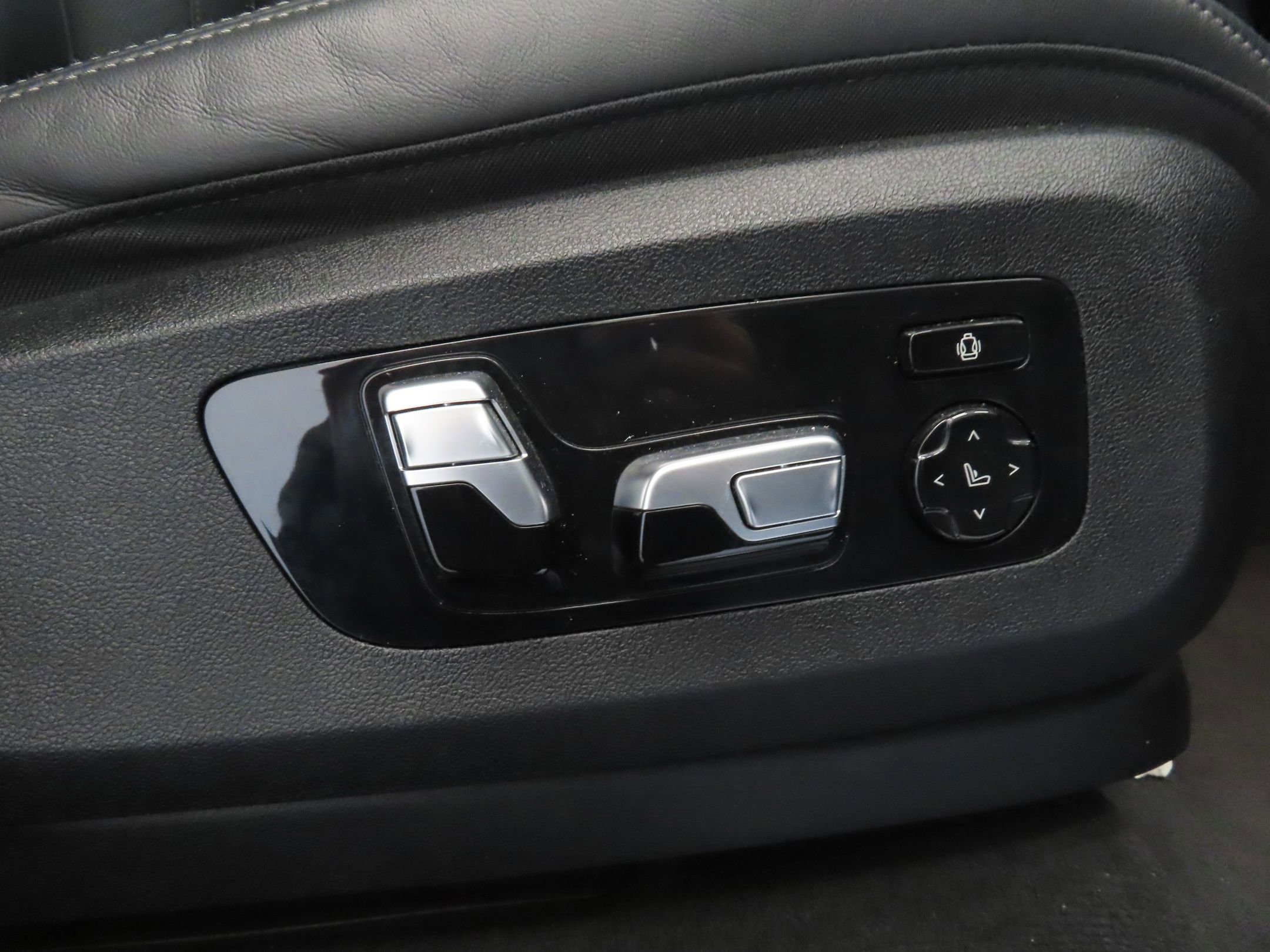 Used 2021 BMW X5 M50i w/ Executive Package image 30