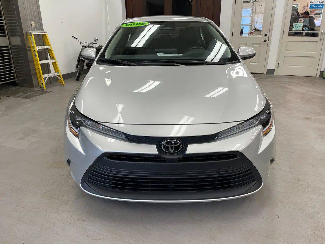 Used 2025 Toyota Corolla LE FWD image 38